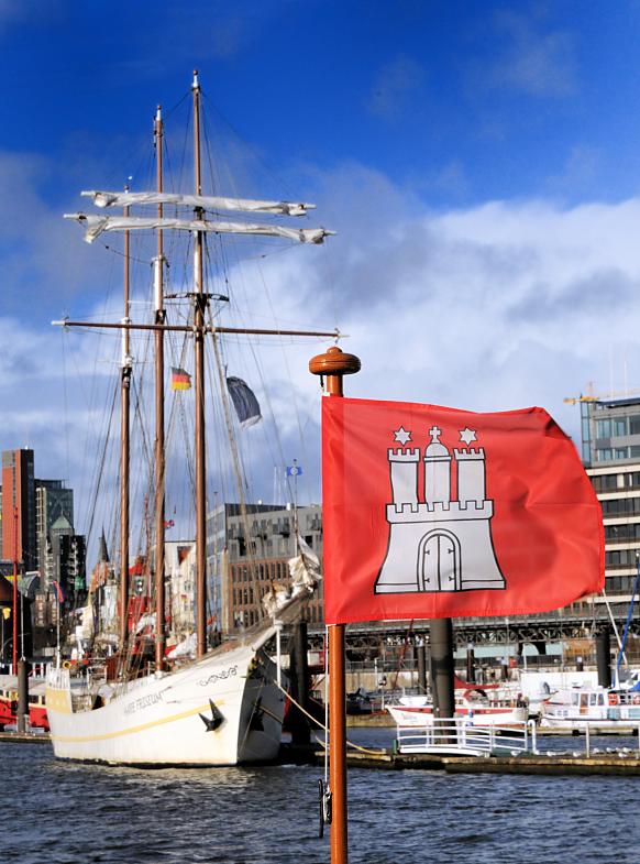 3692_0550 Fahne der Hansestadt Hamburg im Wind - Segelschiff an den Landungsbrücken. | Flaggen und Wappen in der Hansestadt Hamburg